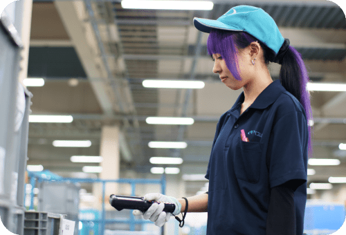 端末を持って作業をする女性