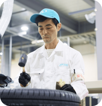ハンマーを持って作業をする男性