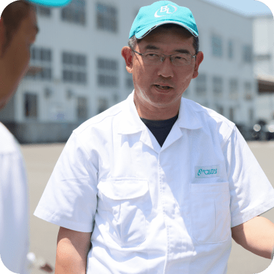 屋外で話をする男性