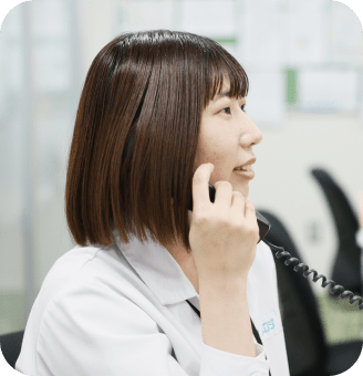 電話をする女性