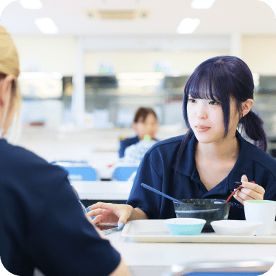 食堂でご飯を食べる女性