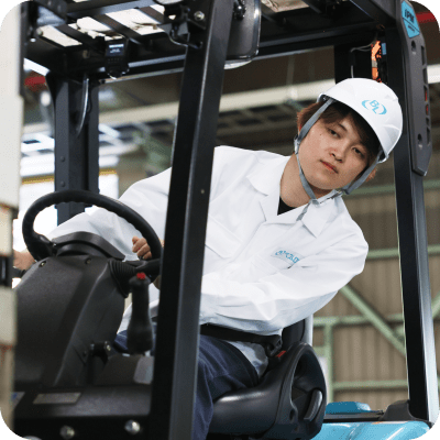 フォークリフトに乗る男性