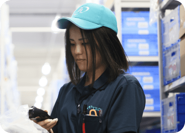 端末を持ってバーコードを読み取る女性