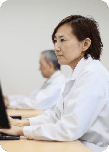 机で作業する女性