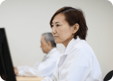 机で作業する女性