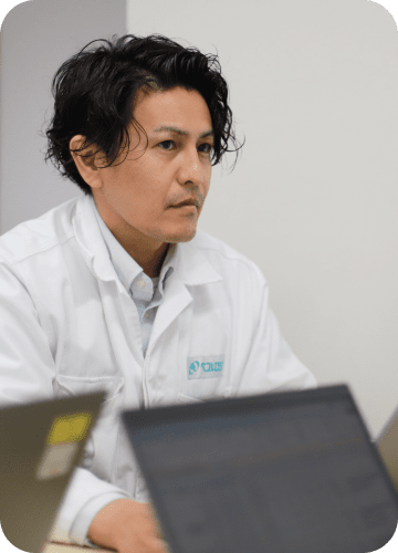 机で作業する男性
