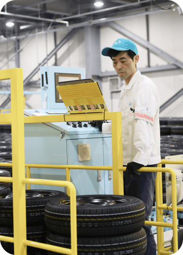 タイヤの前で作業する男性