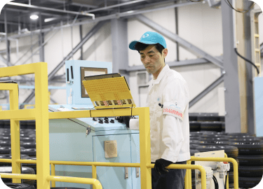 タイヤの前で作業する男性
