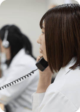 電話をする女性