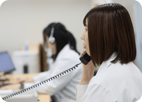 電話をする女性