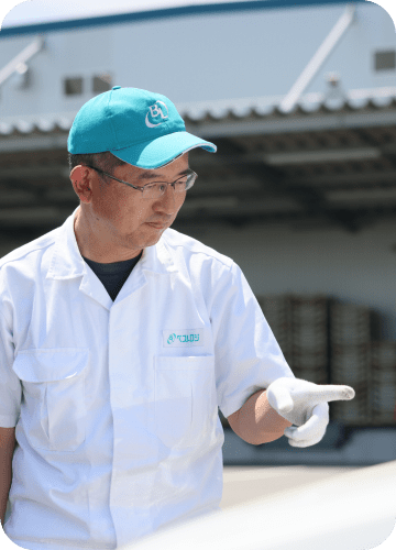 指を指している男性
