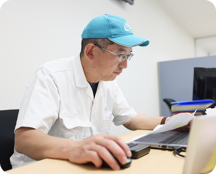 パソコンを操作する男性