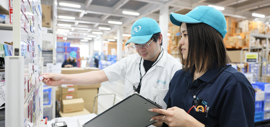 パーツ倉庫出荷課の女性