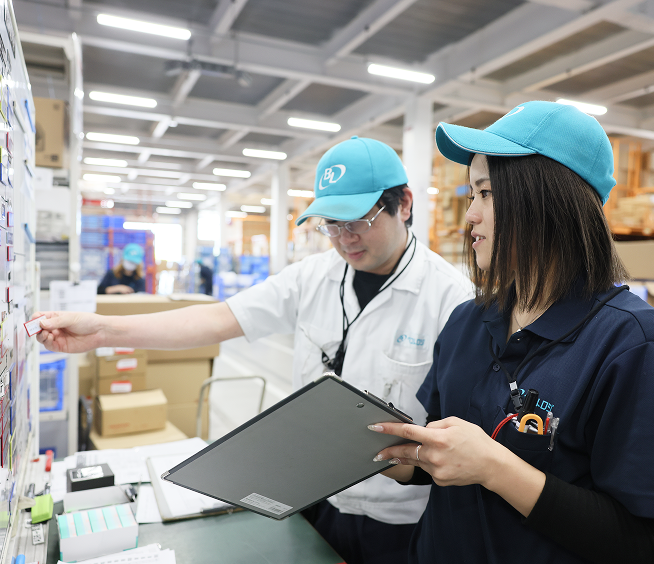 パーツ倉庫出荷課の女性