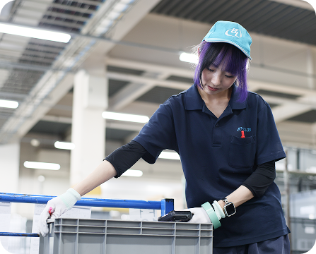 箱を積む女性